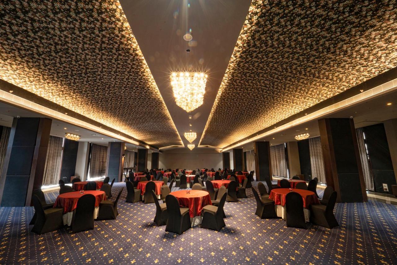 Essentia Luxury Hotel Индаур Экстерьер фото