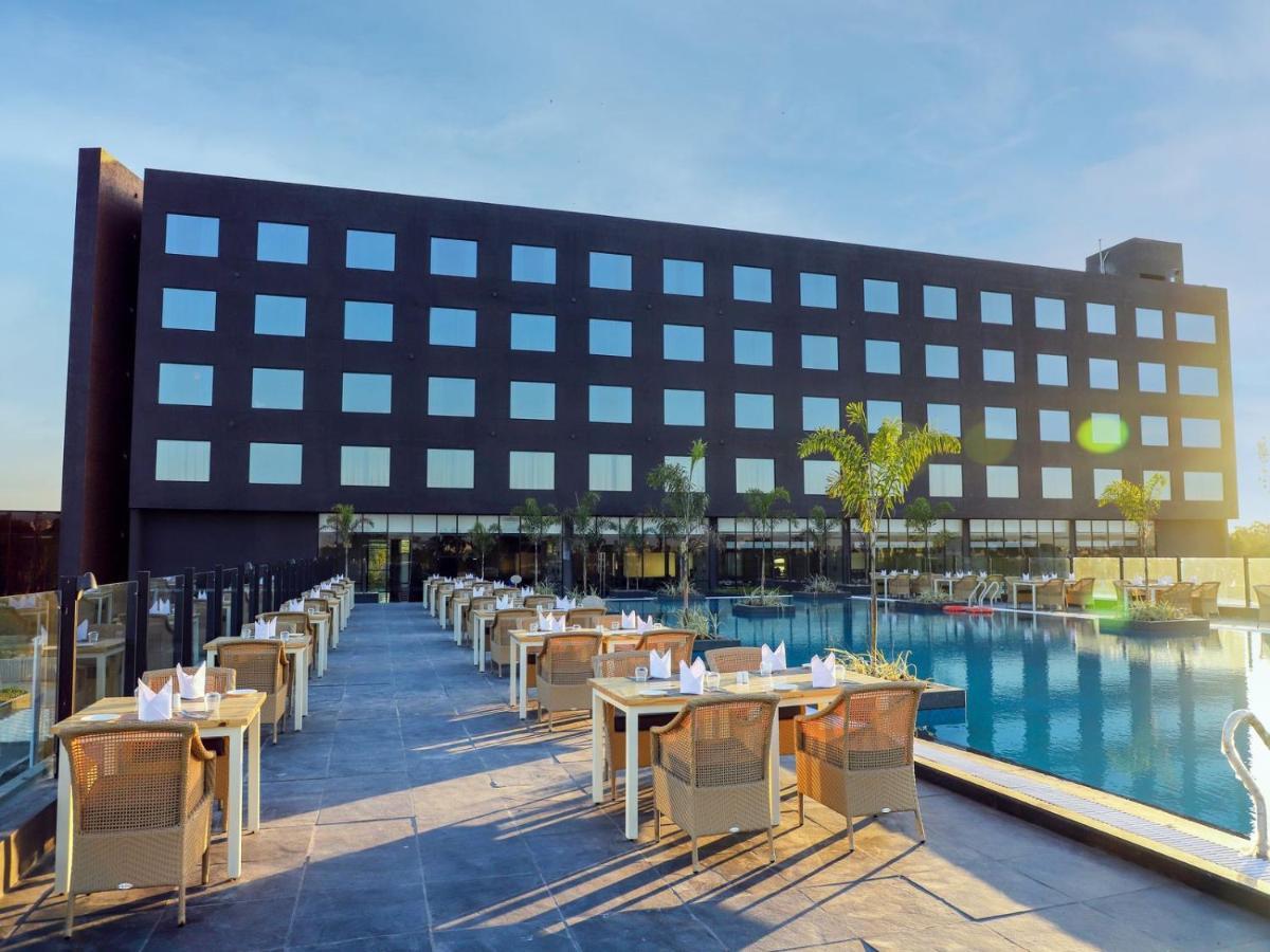 Essentia Luxury Hotel Индаур Экстерьер фото