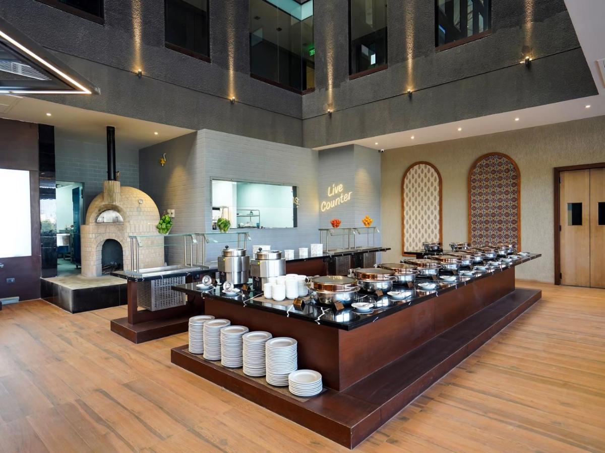 Essentia Luxury Hotel Индаур Экстерьер фото