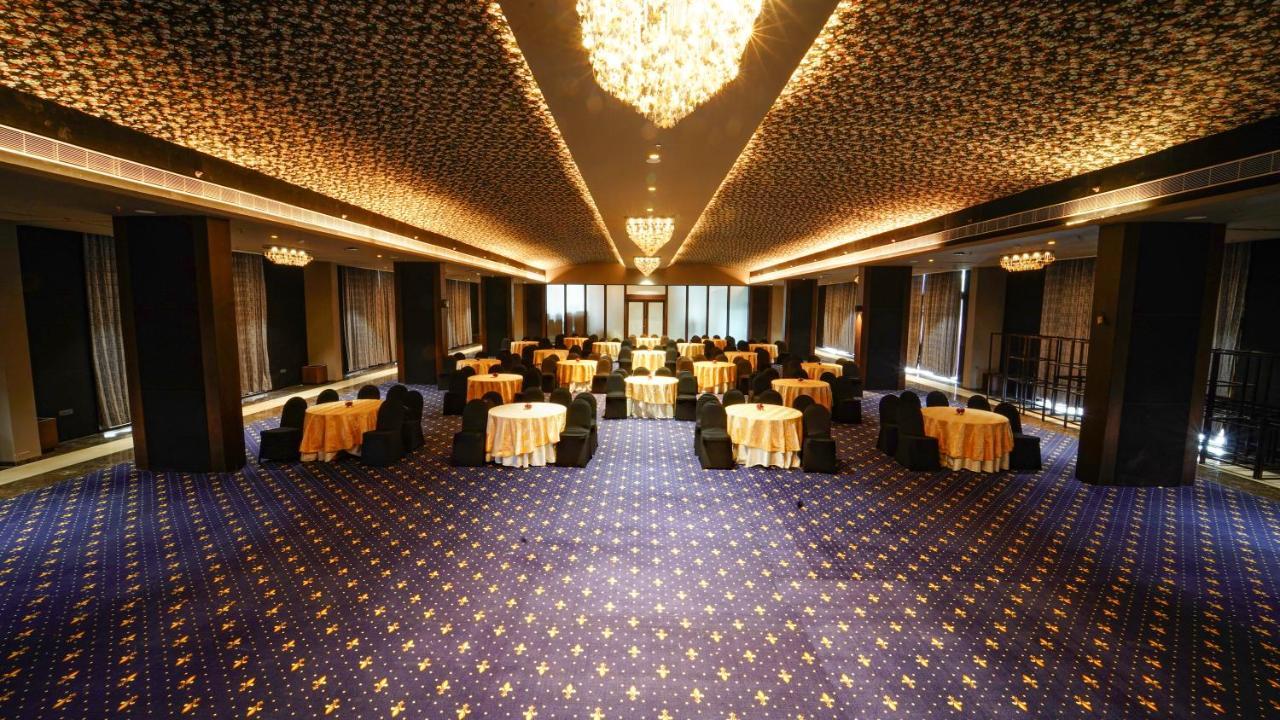 Essentia Luxury Hotel Индаур Экстерьер фото