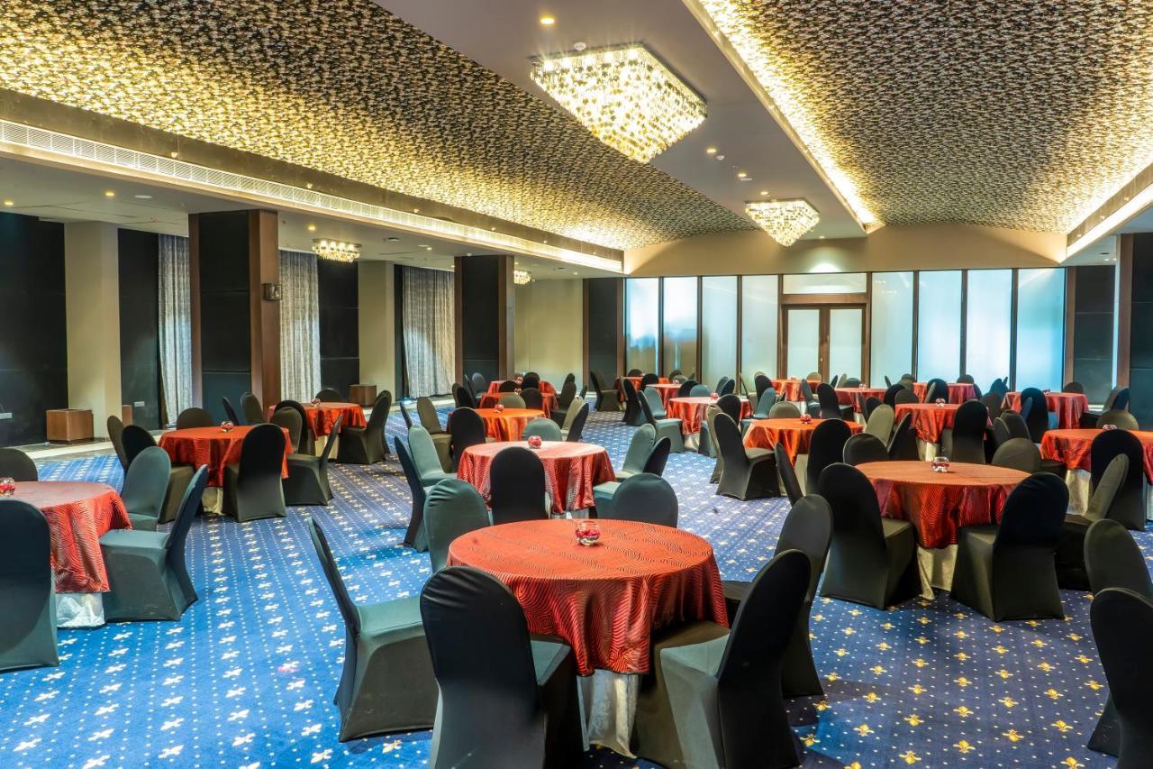 Essentia Luxury Hotel Индаур Экстерьер фото