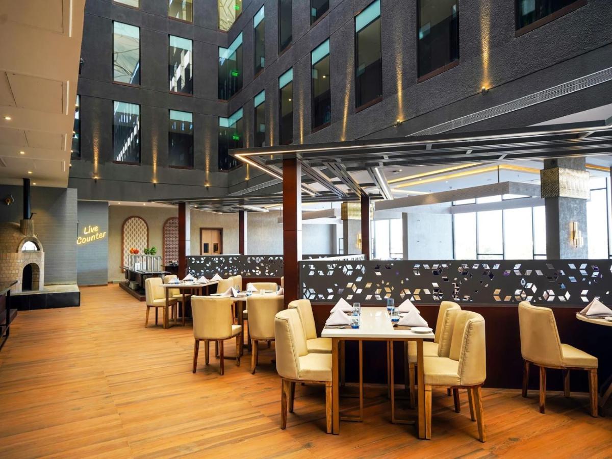 Essentia Luxury Hotel Индаур Экстерьер фото