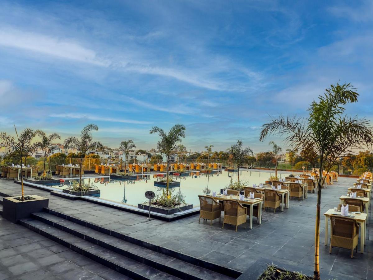 Essentia Luxury Hotel Индаур Экстерьер фото