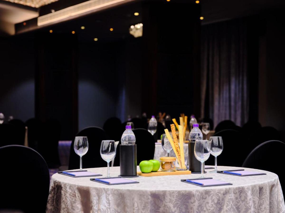 Essentia Luxury Hotel Индаур Экстерьер фото