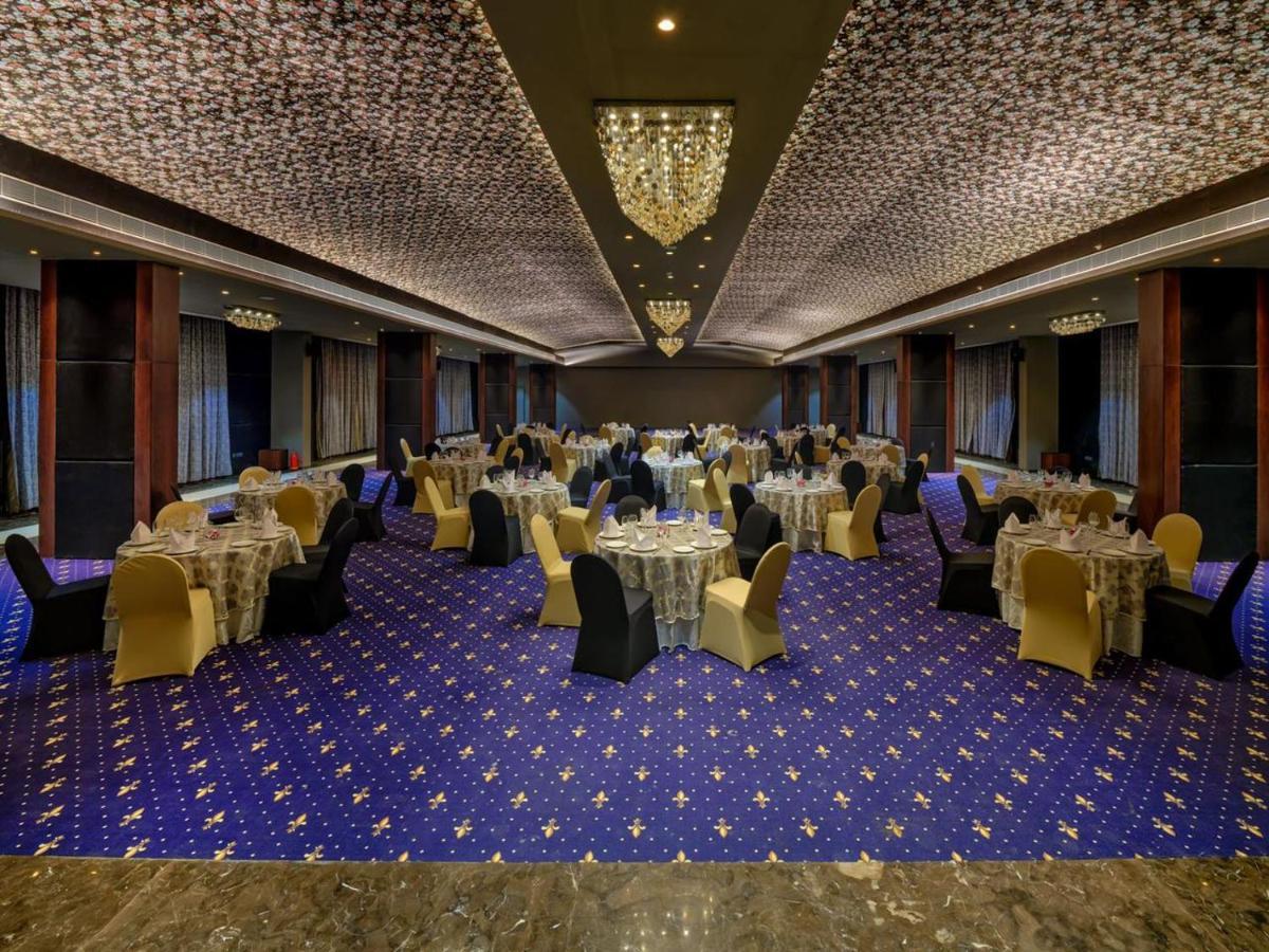 Essentia Luxury Hotel Индаур Экстерьер фото
